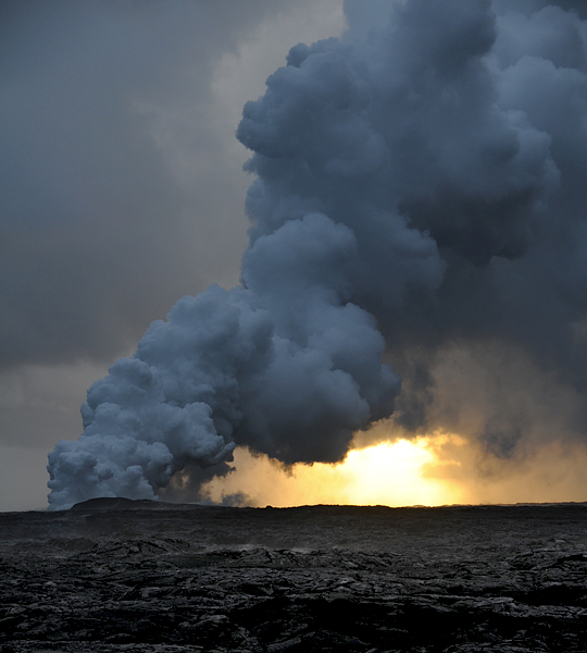 17-puu-oo-volcano-eruption-entering-pacific-ocean-steam-cloud-hawaii