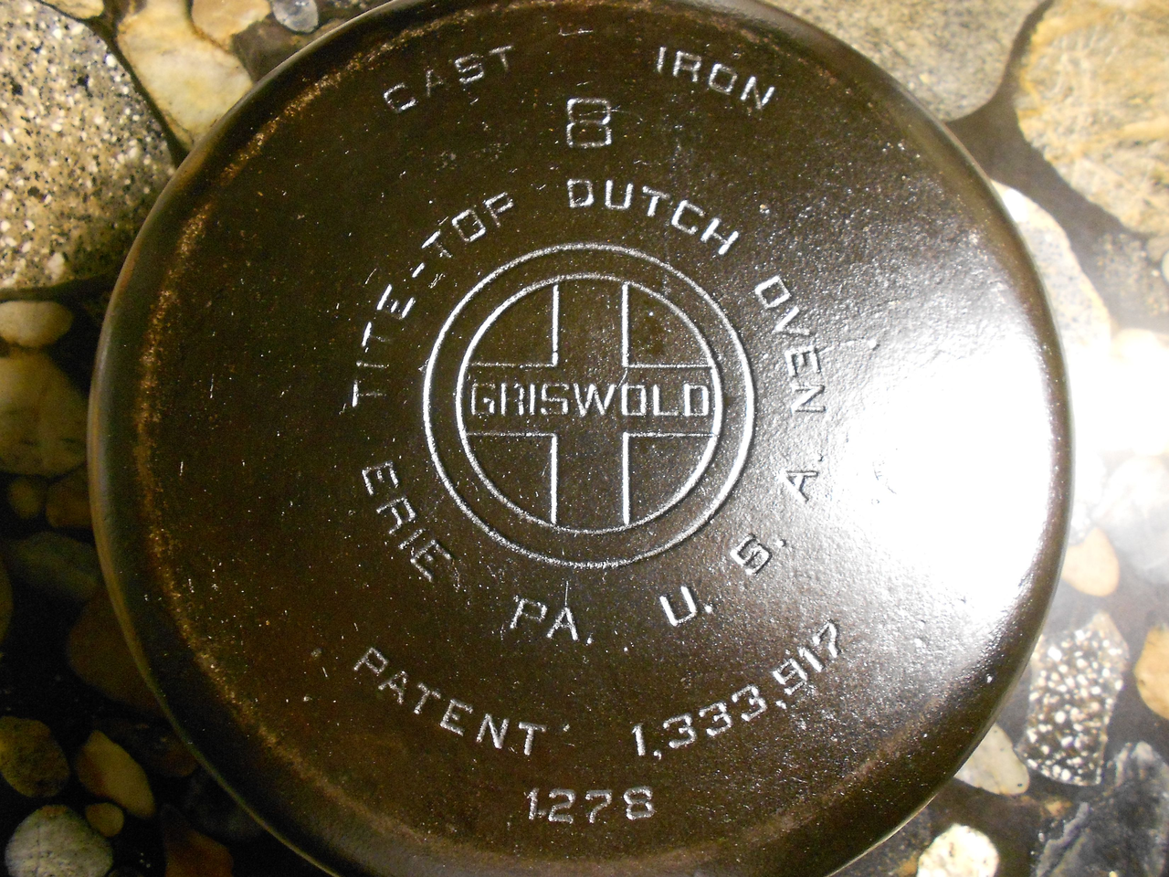 Griswold-Cast-Iron-Dutch-Oven