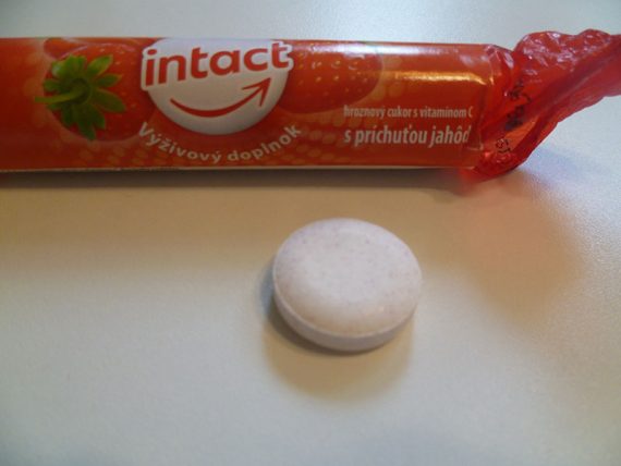 Intact hroznový cukrík jahoda. S vitamínom C.